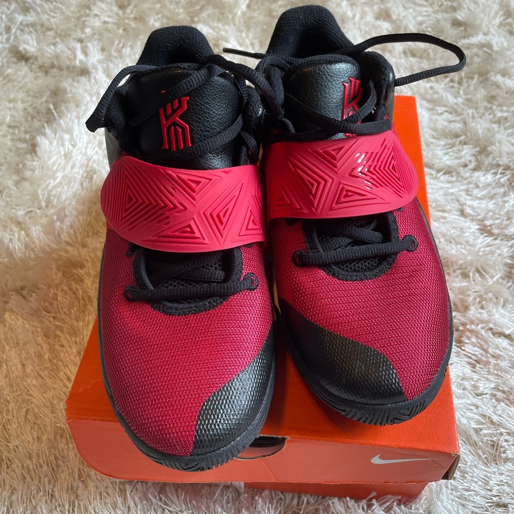 Kyrie Flytrap III
